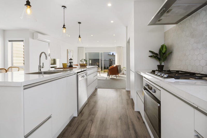 12 Promontory Crescent, Newlands, Wellington - Carousel 2