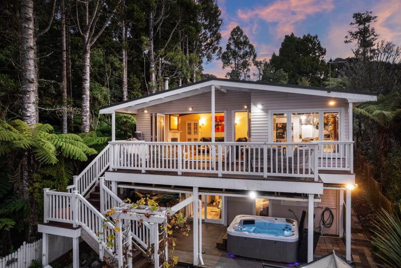 23 Tawini Road, Titirangi, Auckland - Carousel 1