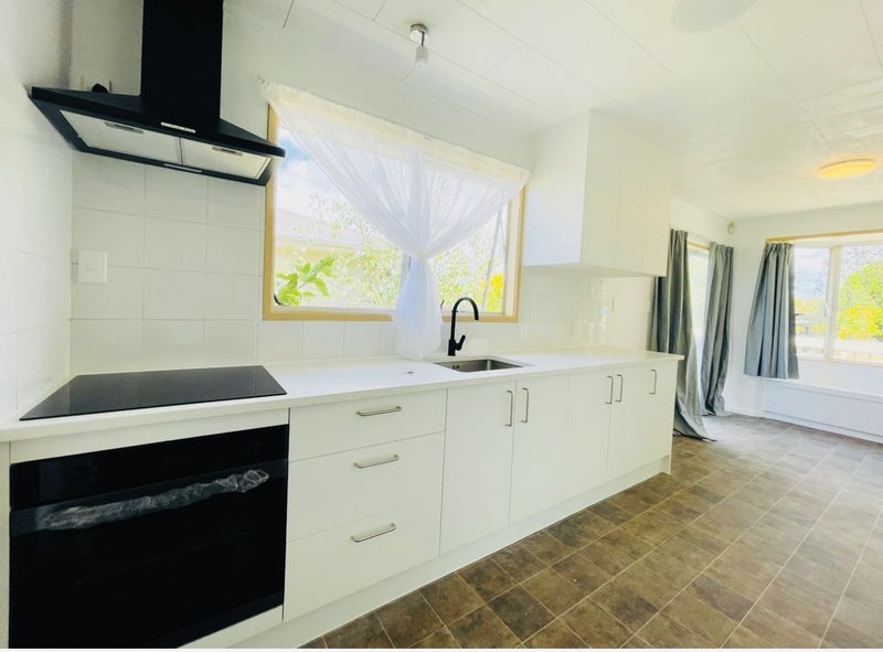 32 Blanche Way, Half Moon Bay, Auckland - Carousel 1