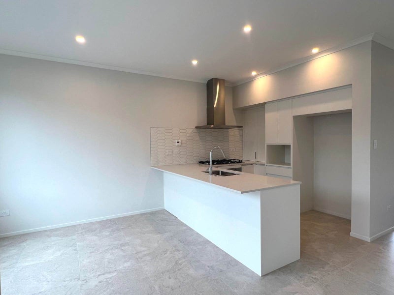 6 Oma Hoiho Place, Westgate, Auckland - Carousel 2