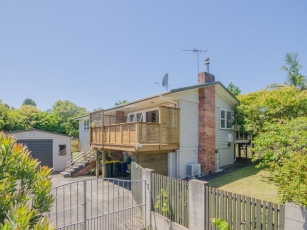 3 Thuja Street, Green Bay, Auckland - Carousel 2