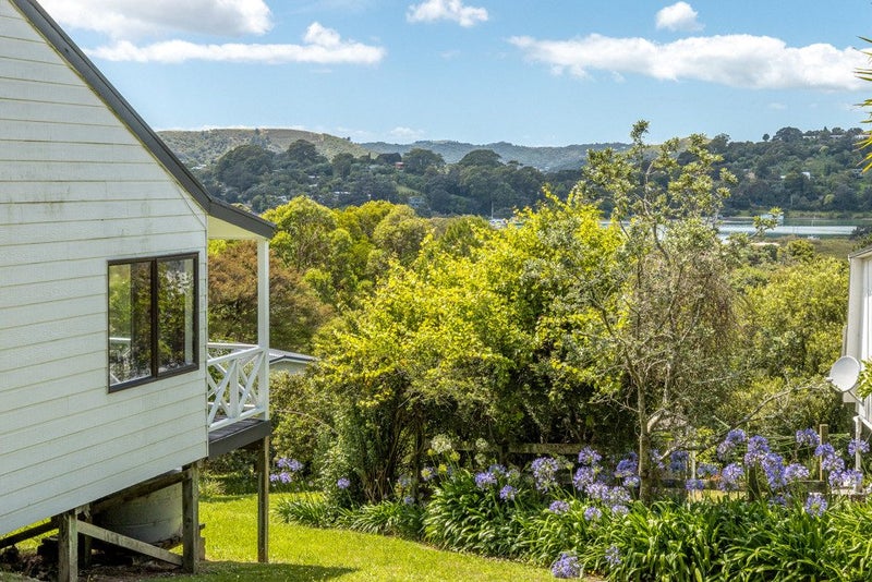1 Causeway Road, Surfdale, Waiheke Island - Carousel 2