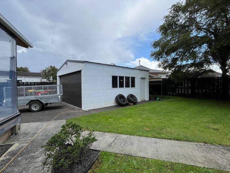 17 Redlands Grove, Swanson, Auckland - Carousel 17