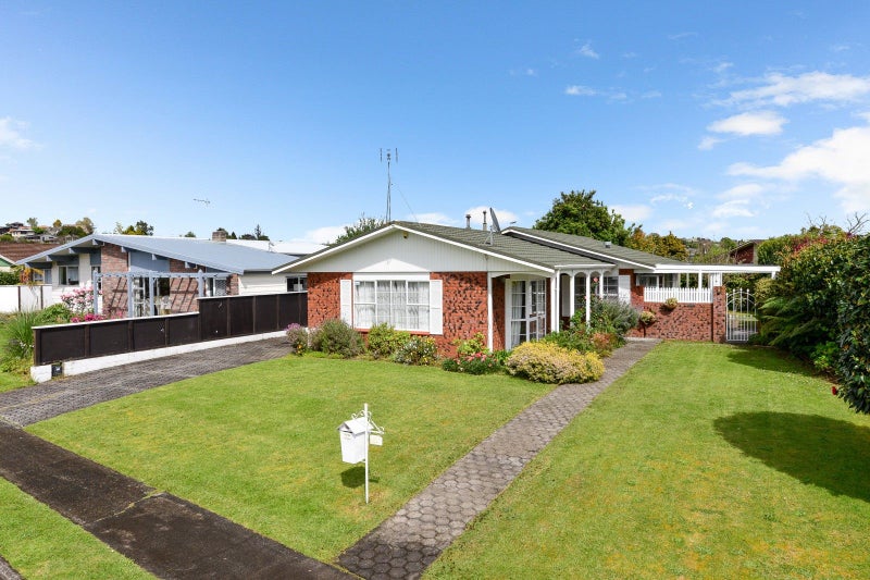 11 Sandalwood Drive, Dinsdale, Hamilton - Carousel 1