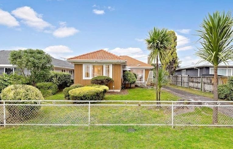 14 Taikata Road, Te Atatu Peninsula, Auckland - Carousel 1