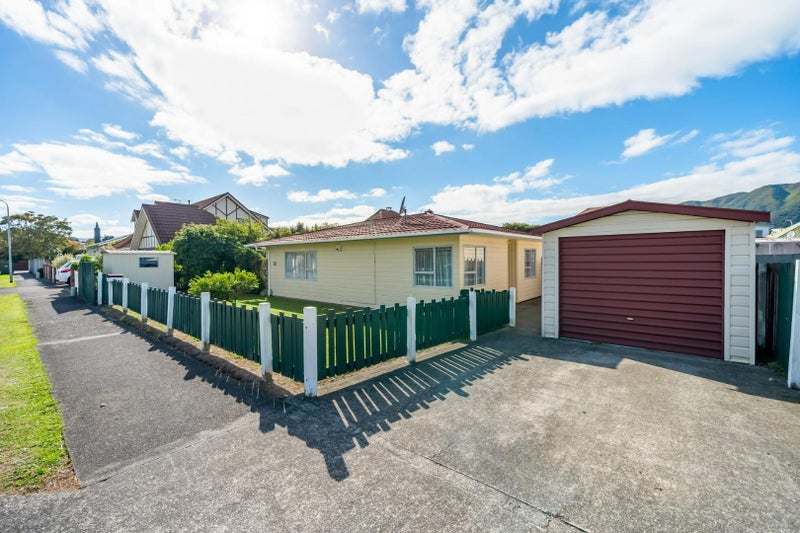 12 Saulbrey Grove, Woburn, Lower Hutt - Carousel 1