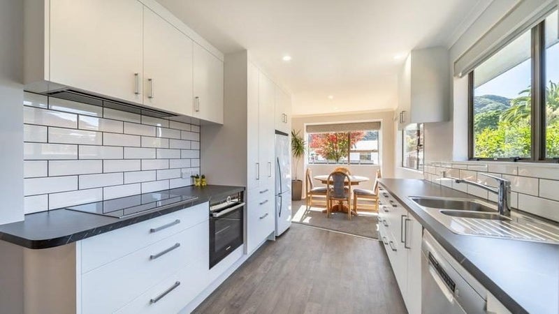 83 Pasadena Crescent, Totara Park, Upper Hutt - Carousel 1