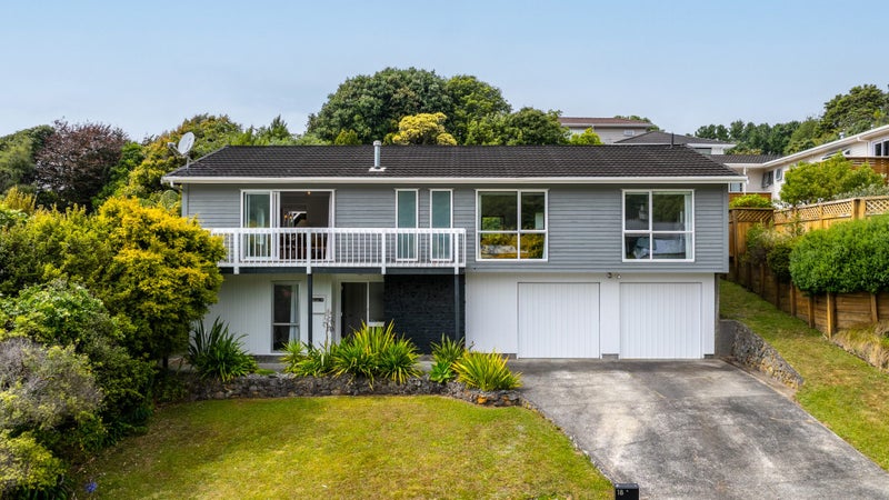 18 Greyfriars Crescent, Tawa, Wellington - Carousel 1