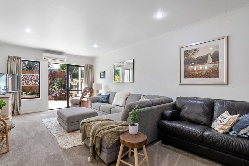 15 Rochdale Way, Stoke, Nelson - Carousel 2
