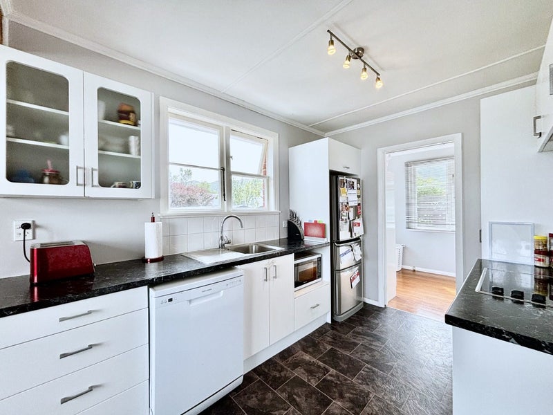 179 Waddington Drive, Naenae, Lower Hutt - Carousel 2