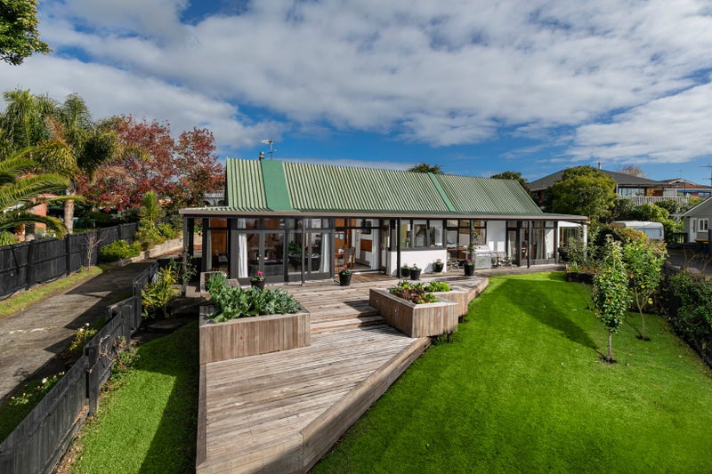 15 Fairlea Road, Te Atatu South, Auckland - Carousel 1