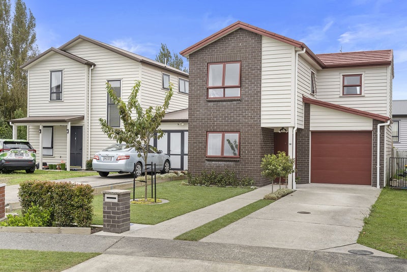38 Tutuwhatu Crescent, Weymouth, Auckland - Carousel 1