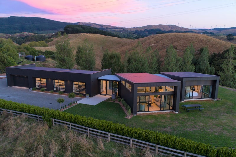 84 Kingsdale Park Drive, Palmerston North - Carousel 1