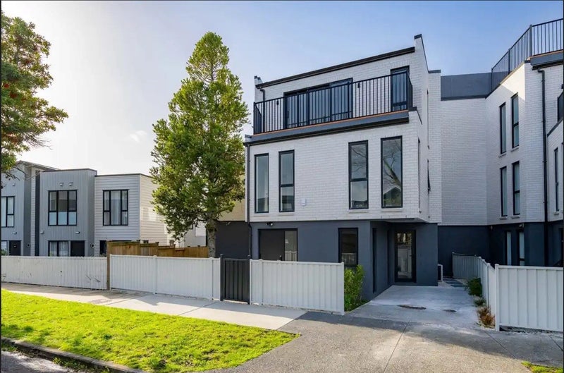 2B Dunkirk Road, Panmure, Auckland - Carousel 1