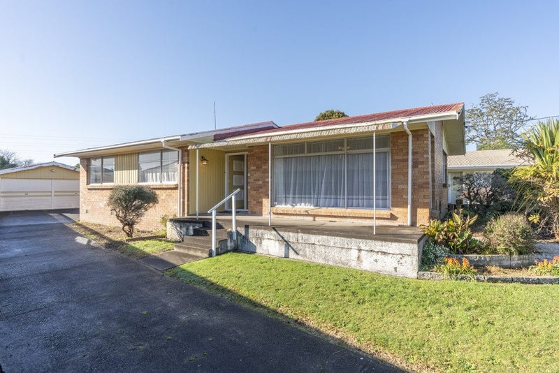 14 Betley Crescent, Fairview Downs, Hamilton - Carousel 1