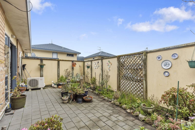 8/5 Court Road, Tawa, Wellington - Carousel 2