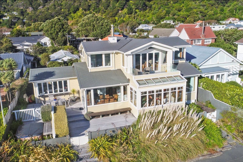 7 Maire Street, Eastbourne, Lower Hutt - Carousel 1