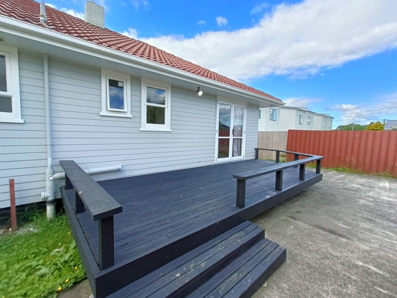 4 Clutha Crescent, Clover Park, Auckland - Carousel 2
