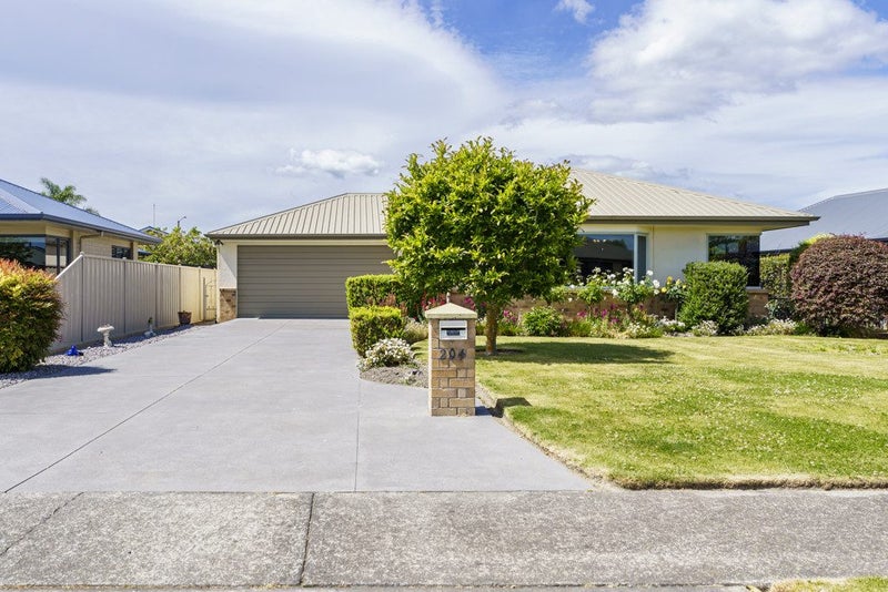 204 Frimley Oaks, Frimley, Hastings - Carousel 2