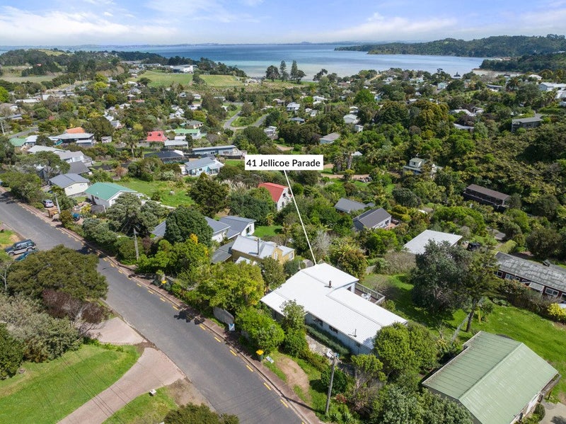 41 Jellicoe Parade, Surfdale, Waiheke Island - Carousel 2