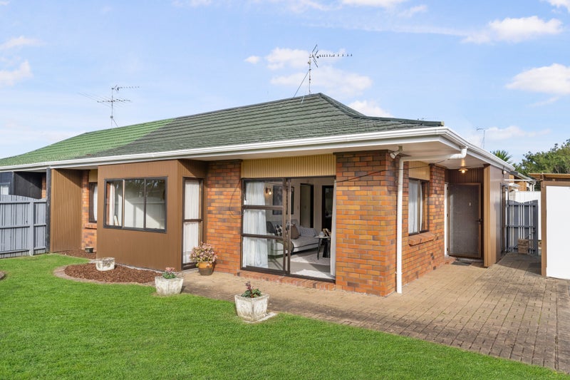 2A Binda Place, Botany Downs, Auckland - Carousel 1