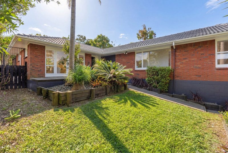 17 Downsview Road, Pakuranga Heights, Auckland - Carousel 2