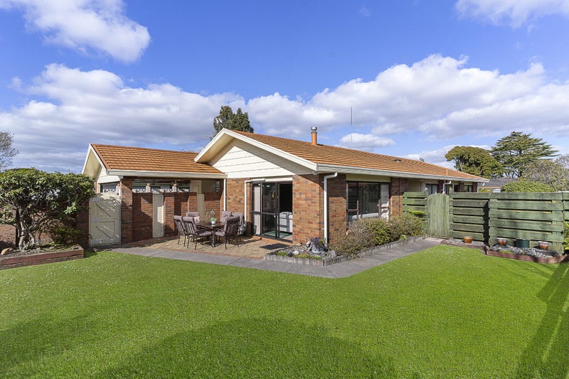 16 Walter Strevens Drive, Conifer Grove, Takanini - Carousel 1