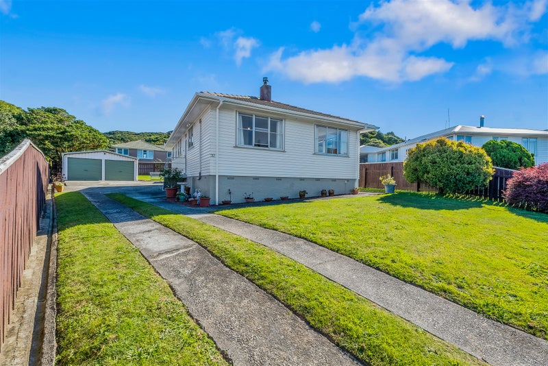 32 Rangituhi Crescent, Takapuwahia, Porirua - Carousel 1