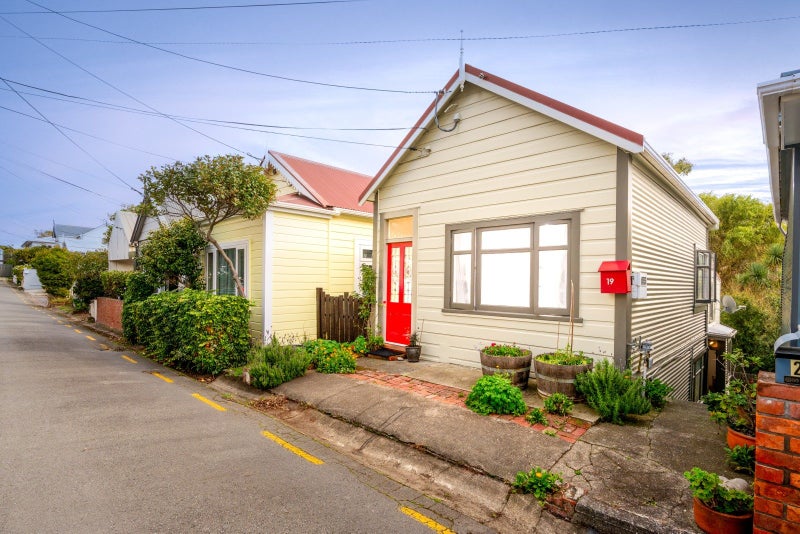 19 Moir Street, Mount Victoria, Wellington - Carousel 1