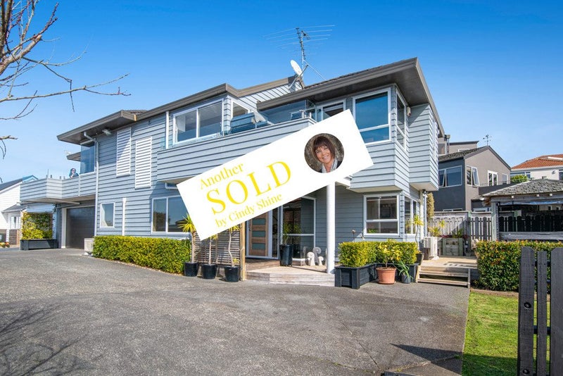 2/76 Knights Road, Rothesay Bay, Auckland - Carousel 1