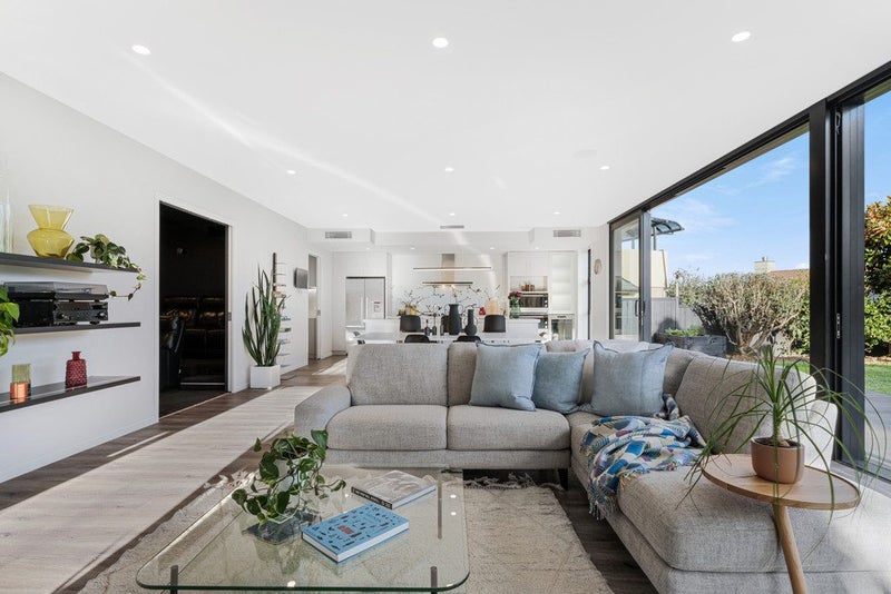 5 Parani Court, Te Atatu Peninsula, Auckland - Carousel 2