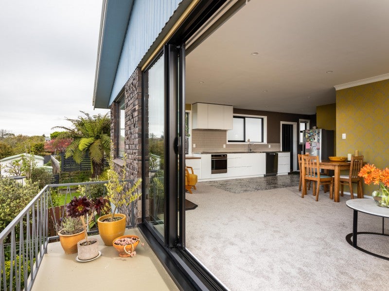 15 Montana Place, Merrilands, New Plymouth - Carousel 1