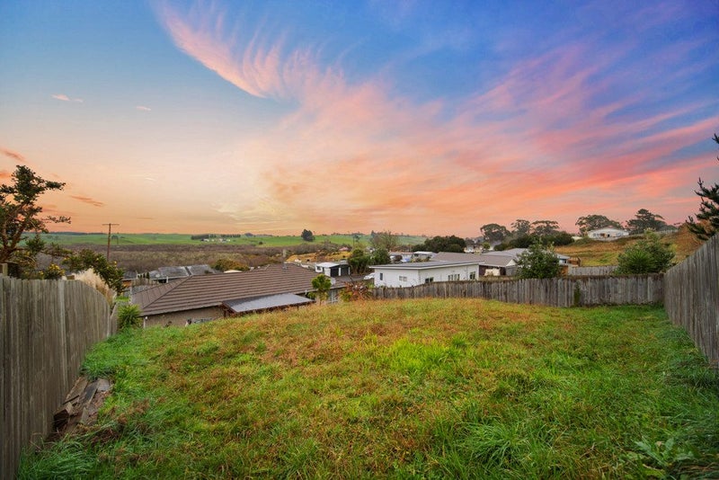 32 Heather Green Avenue, Meremere - Carousel 1