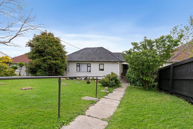 15 Simmonds Avenue, Mount Roskill, Auckland - Carousel 1