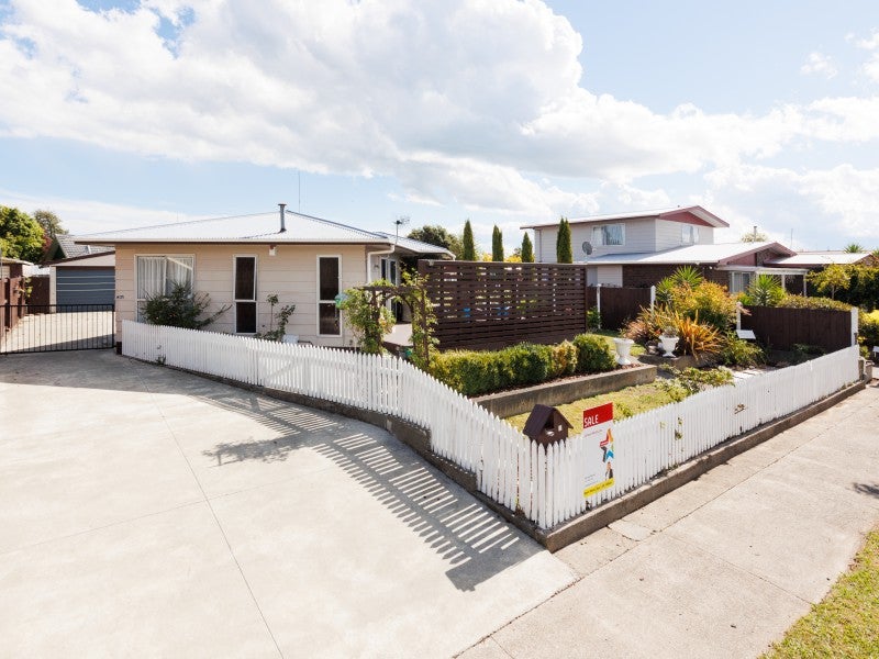10 Hillcrest Drive, Kelvin Grove, Palmerston North - Carousel 1