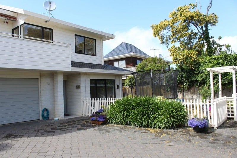 2/18 Gillard Place, Eastern Beach, Auckland - Carousel 1