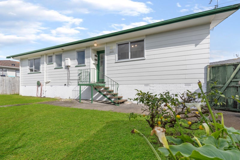 21 Medina Place, Half Moon Bay, Auckland - Carousel 2