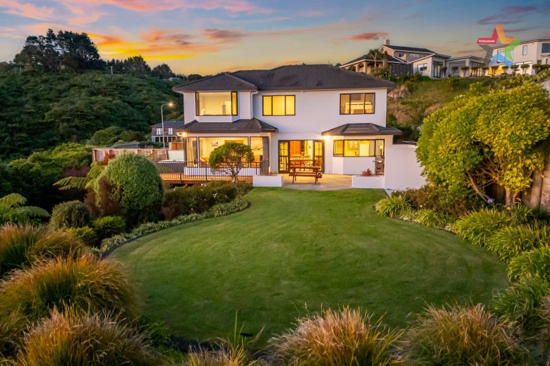 9 Oceanview Terrace, Tirohanga, Lower Hutt - Carousel 1