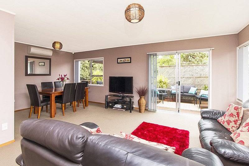 1 Eagleson Street, Northcross, Auckland - Carousel 2