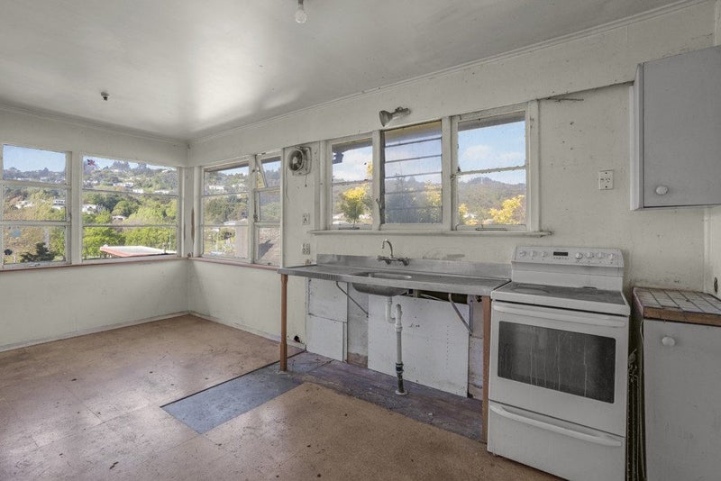 8 Stokes Valley Road, Stokes Valley, Lower Hutt - Carousel 1