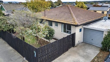 2/2 Queenspark Drive, Parklands, Christchurch - Carousel 1