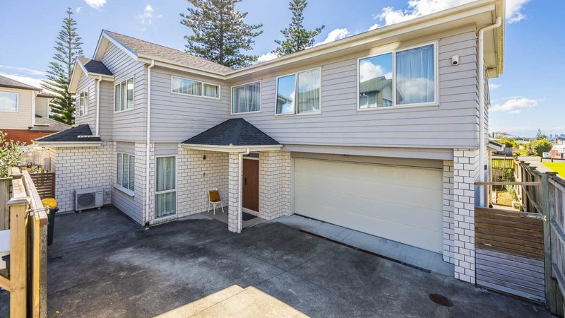 45 Bordeaux Parade, Te Atatu South, Auckland - Carousel 1