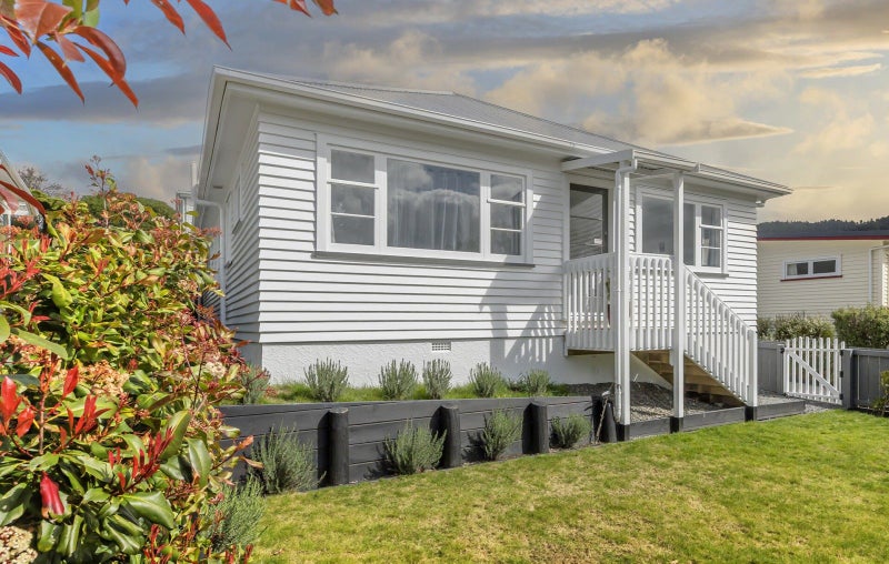 45 The Drive, Tawa, Wellington - Carousel 1