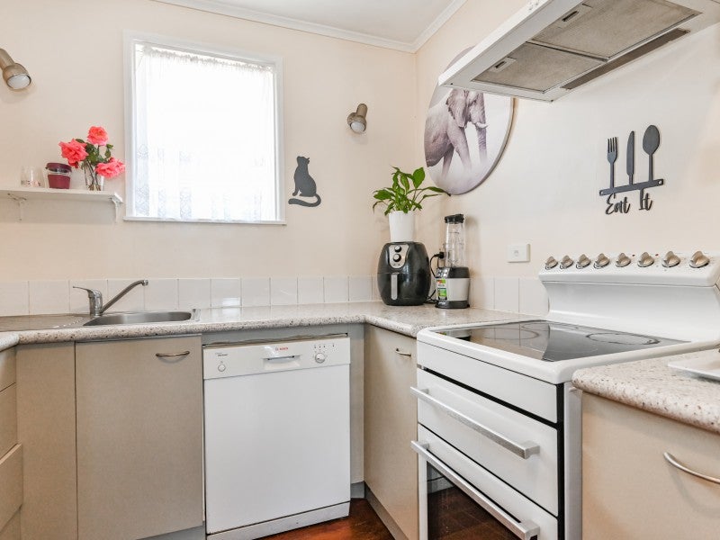 1239 Cunningham Crescent, Mayfair, Hastings - Carousel 2