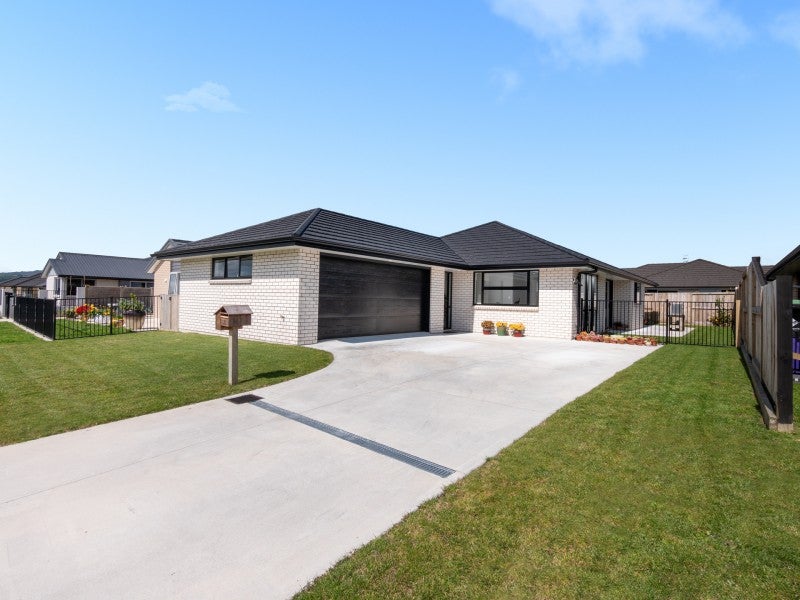 23 Fearnley Grove, Pyes Pa, Tauranga - Carousel 1