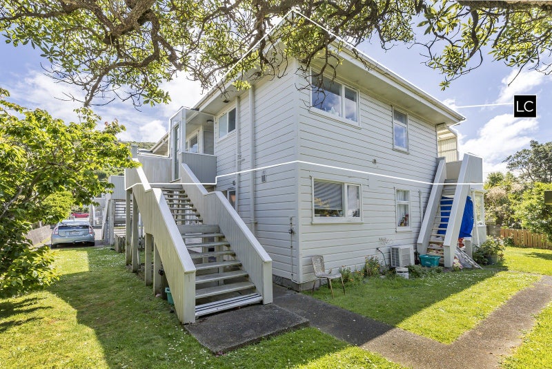 1/139 Queens Drive, Lyall Bay, Wellington - Carousel 1