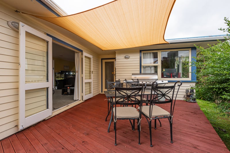 22 Catherine Crescent, Paparangi, Wellington - Carousel 1