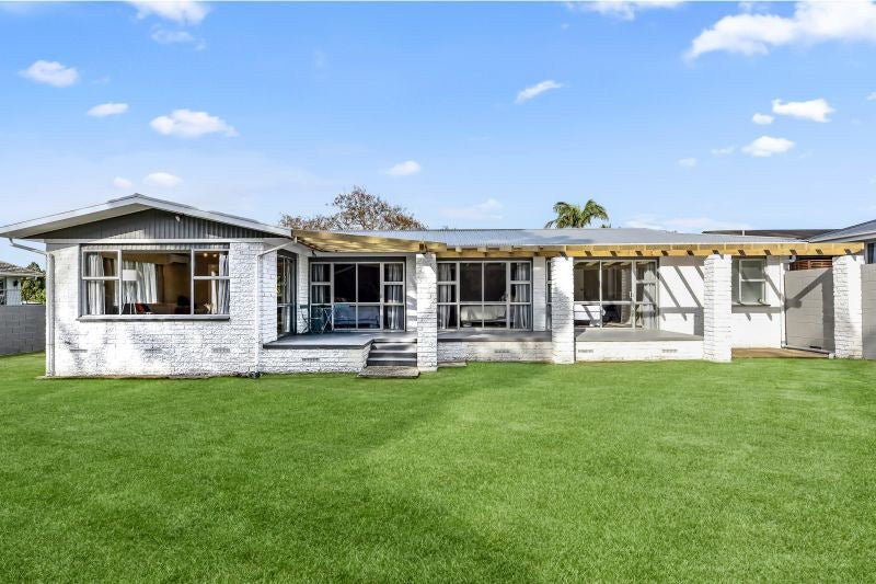 28 Totara Drive, St Andrews, Hamilton - Carousel 1