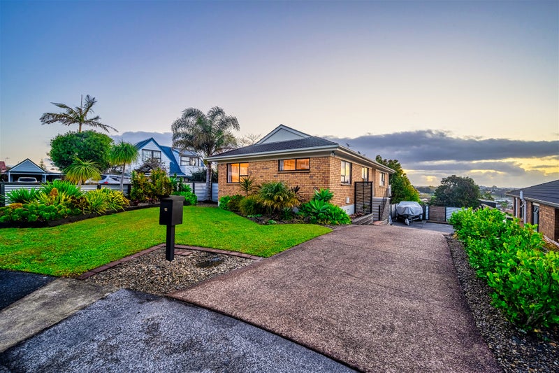 19 Glenshee Place, Highland Park, Auckland - Carousel 1