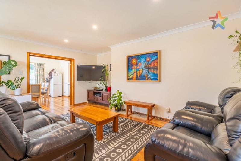 30 Kiwi Crescent, Tawa, Wellington - Carousel 2